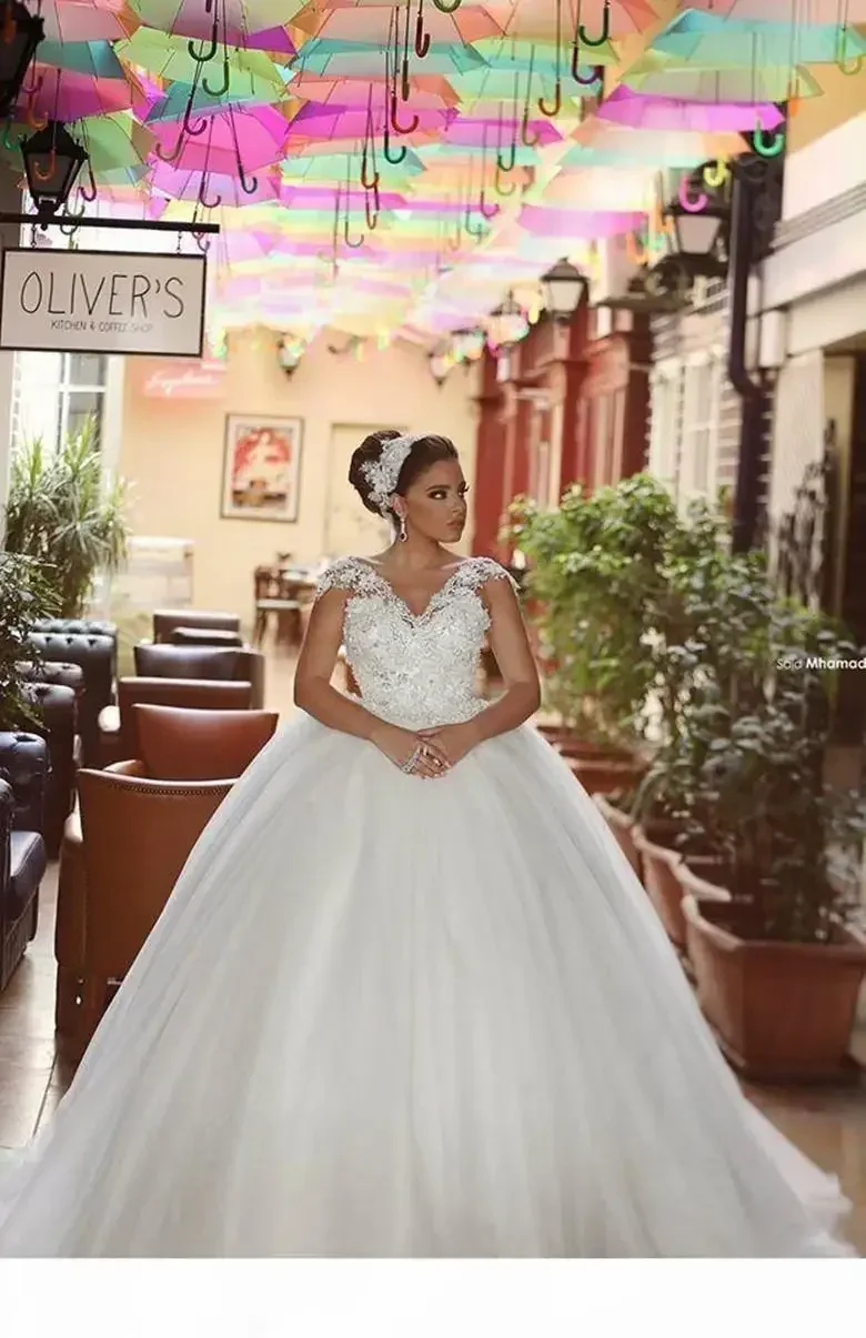 Robe de mariée personnalisée, col en V, dos ouvert, Vintage, avec des Appliques en dentelle, en Tulle, sur mesure