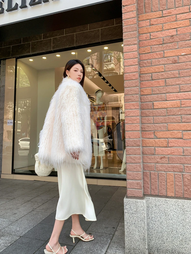 Autumn and Winter New Fashion White Faux Fur Coat Artificial Ostrich Fur Jacket Women\'s Shaggy Outerwear with Scarf