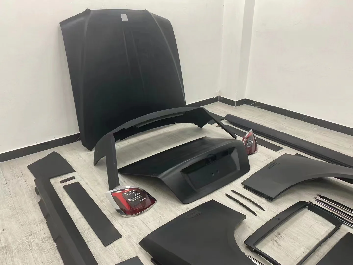 الترقية إلى الإصدار الجديد لمصدات السيارة الأمامية مع غطاء محرك السيارة والتنانير الجانبية طقم الجسم مع أضواء لـ Rolls Royce Ghost 09-2020