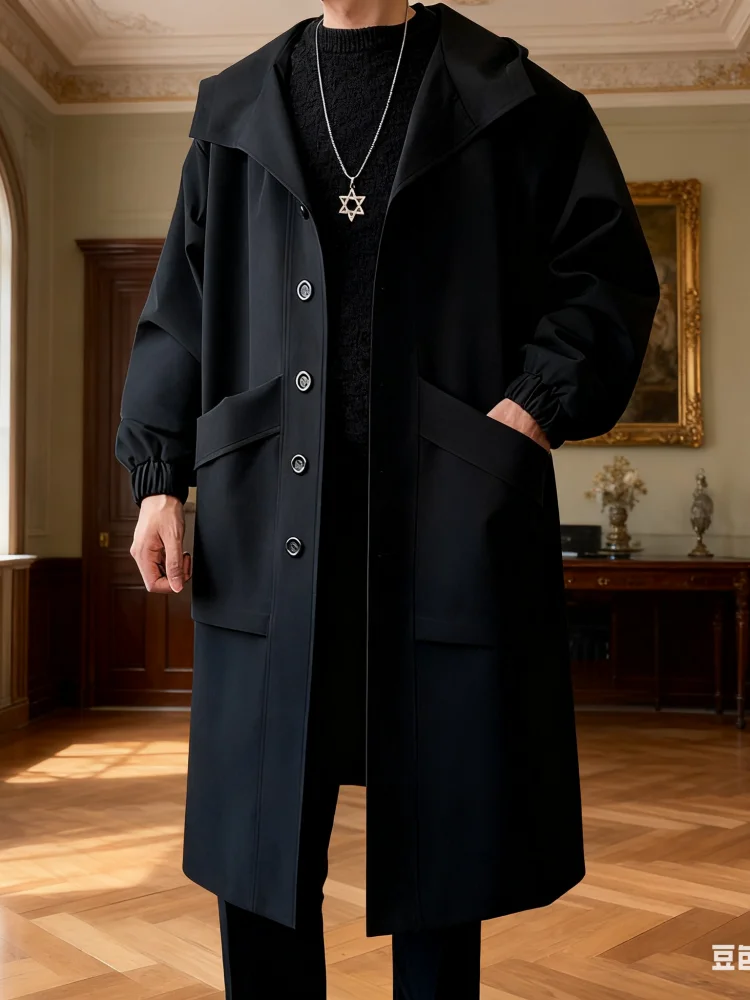 

Мужская ветровка с капюшоном — городской плащ средней длины с большими карманами и устойчивой к морщинам молнией