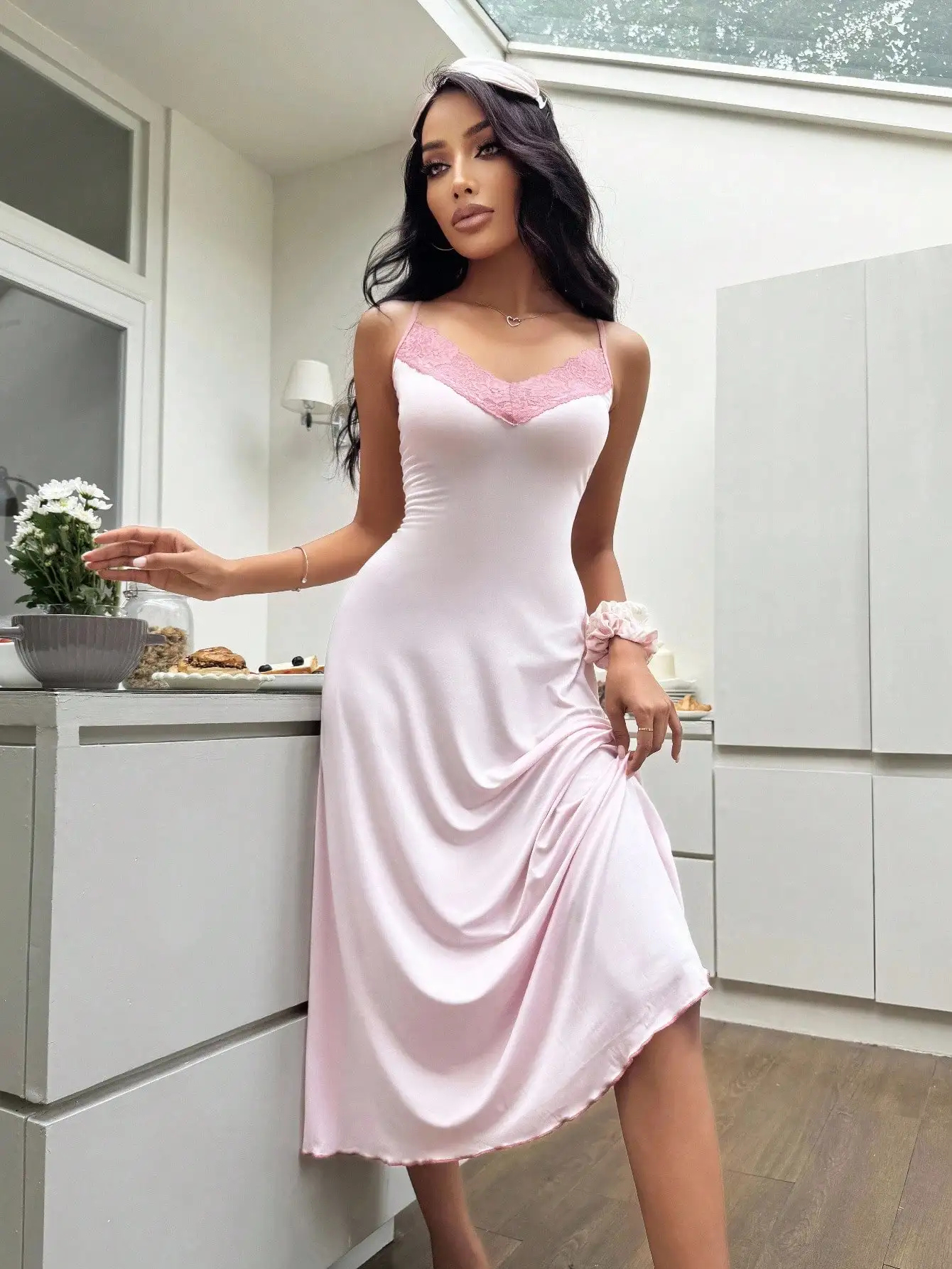 

Розовая атласная ночная сорочка с кружевной отделкой, V-образным вырезом и боковым разрезом для женщин