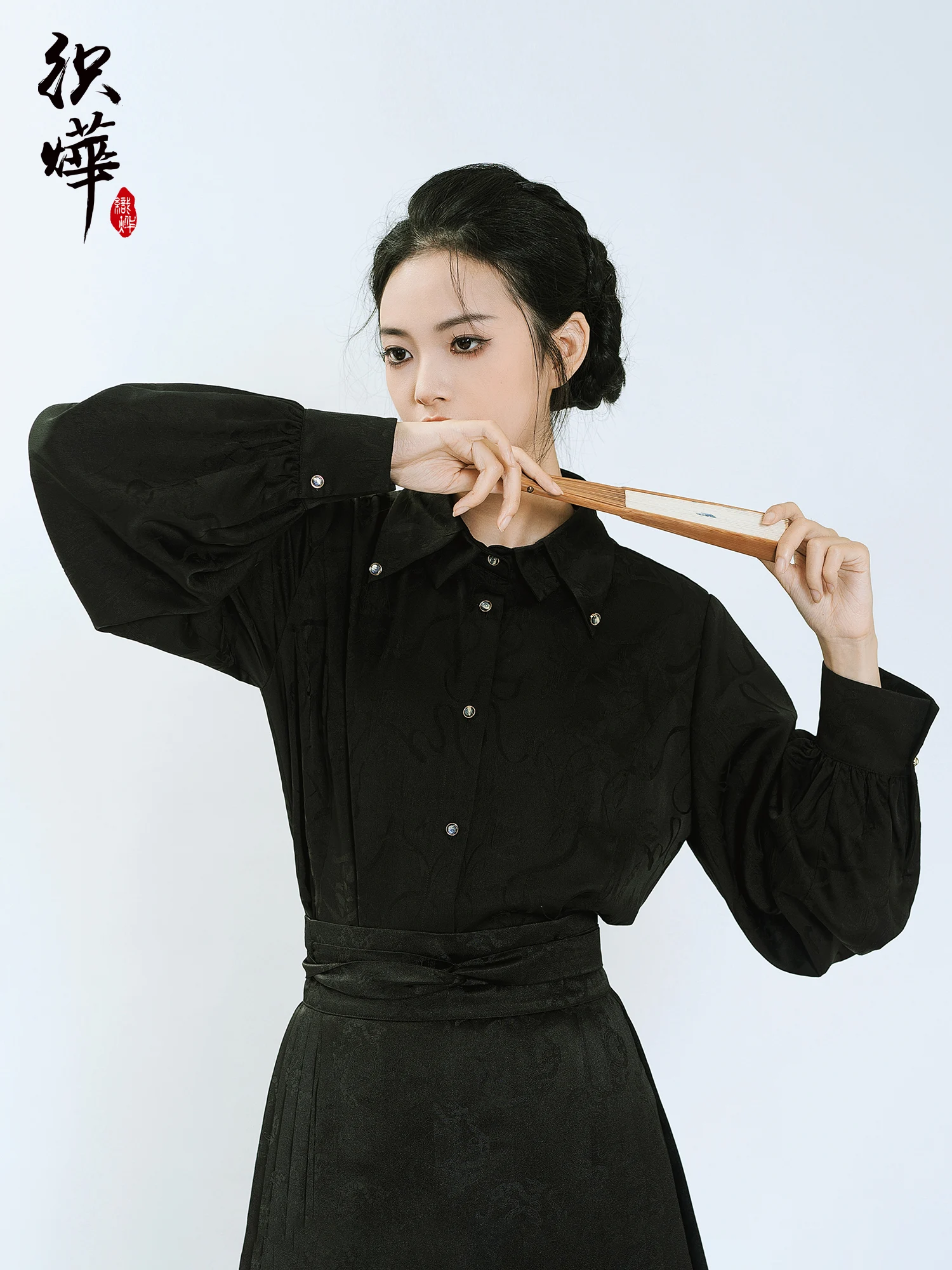 

Китайская блузка Zhiye с атласной поверхностью, вышивкой в виде цветка ларкспур, длинными рукавами, двойным воротником и рукавами-фонариками