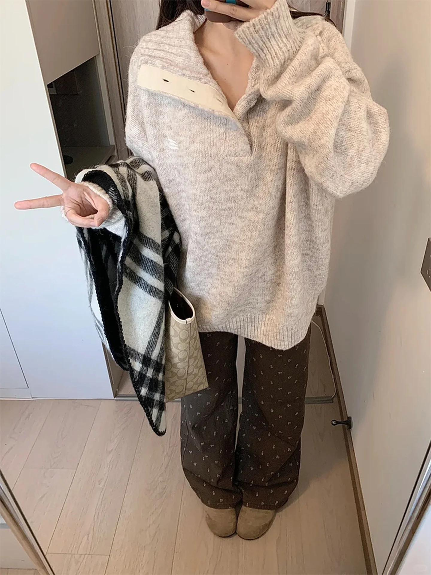 Damskie dżinsy z wysokim stanem i szerokimi nogawkami w retro kwiatowy wzór, jesienno-zimowe, nowe, wyszczuplające, w kolorze kakaowy brąz, premiumowe spodnie.