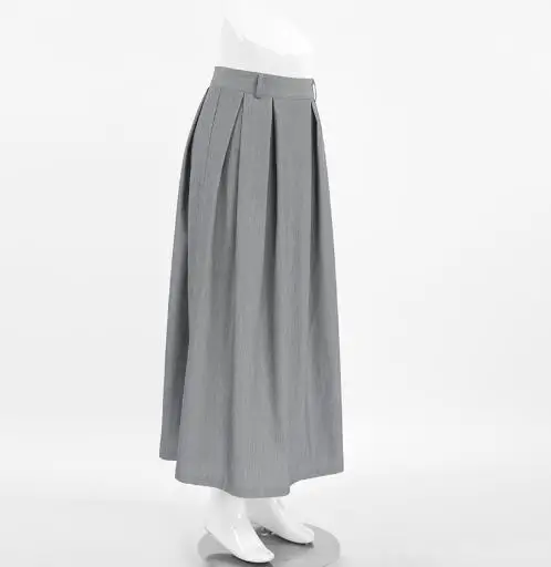 High end gray commuting outfit for autumn 2025, casual high waisted slim pleated skirt, fashionable long skirt