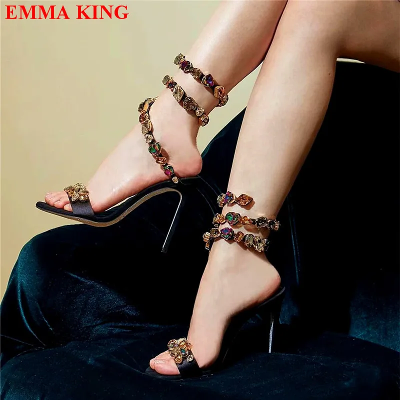 

Glitter Rhinestones Women Sandals Crystal Ankle Strap Gladiator Sandals 2023 Summer Wedding Shoes High Heel Party Designer Shoes