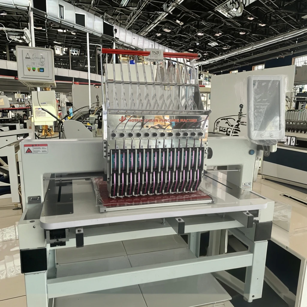 La macchina automatica per lustrini a caldo con motivo paillettes in PET rende i modelli brillano come strass