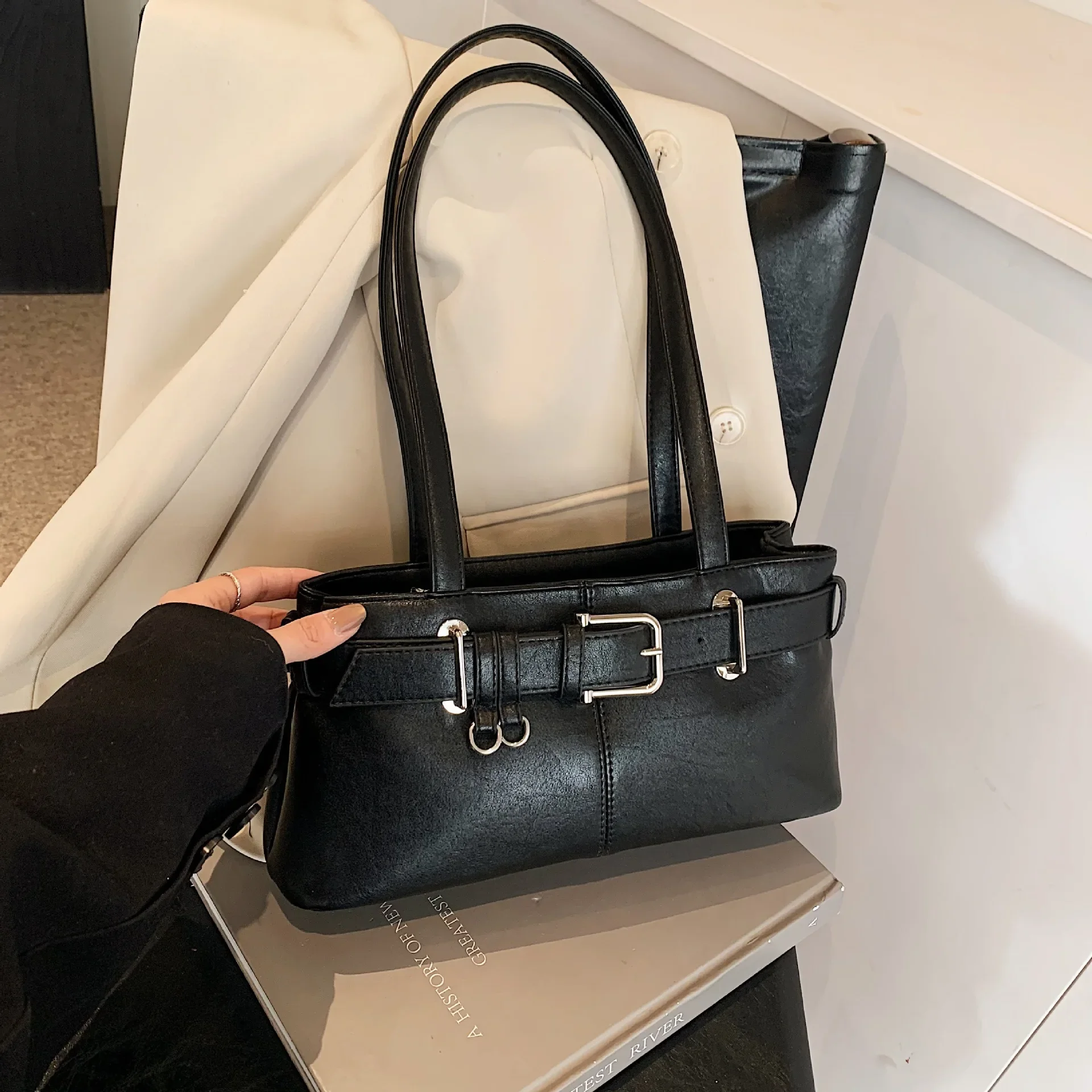 

2024 Niche Korean Underarm Bag Commuter European and American Ins Belt Buckle Shoulder Sewing Line Long Shoulder Strap Tote Bag