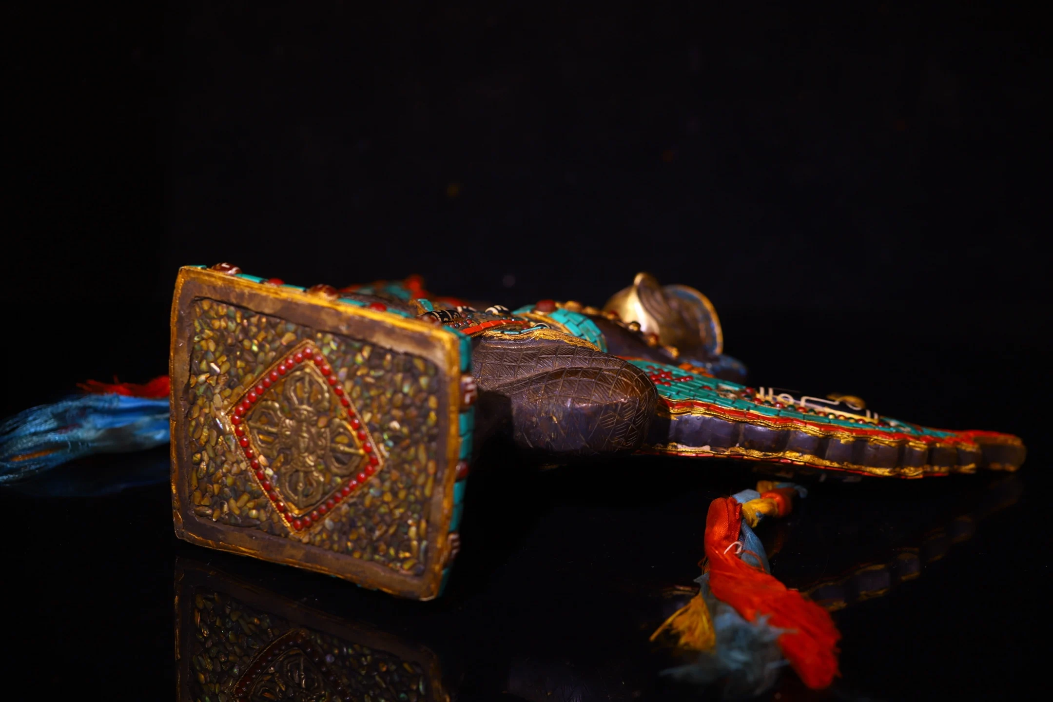 

14-дюймовый старинный флаг-амулет Будды Гаруды Дхваджы с мозаикой из бусин гзи, окрашенный в пурпурную бронзу, с бирюзовыми вставками, для молитв и поклонения в храме