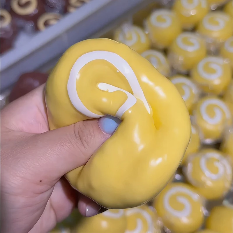 Knuspriger Handtuchrollen-Kuchen, weich, rosa, langsam zurückfedernd, weich, für Büro und Zuhause, Dekoration, ASMR, sensorische Dekompression, Fidget-Druckball, Geschenk – Detail 6