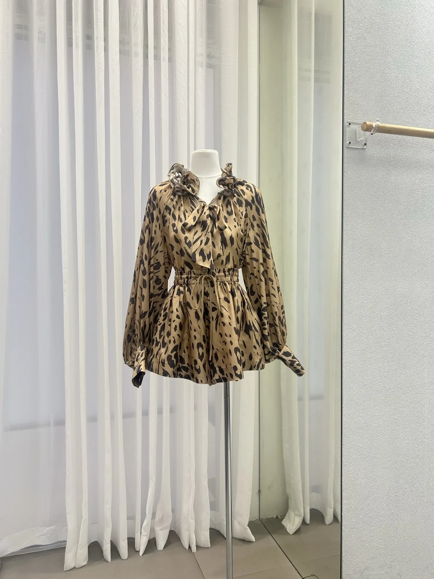 مجموعة أزياء نسائية حريرية 100% بطبعة الفهد قميص بياقة وأكمام واسعة + شورت بخصر مطاطي بدلة كلاسيكية