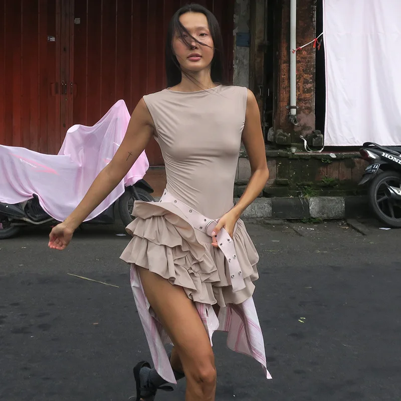 Feminino em camadas plissado hem mini vestido sem mangas fino em camadas tanque vestido y2k estética em torno do pescoço bodycon inchado curto vestido branco