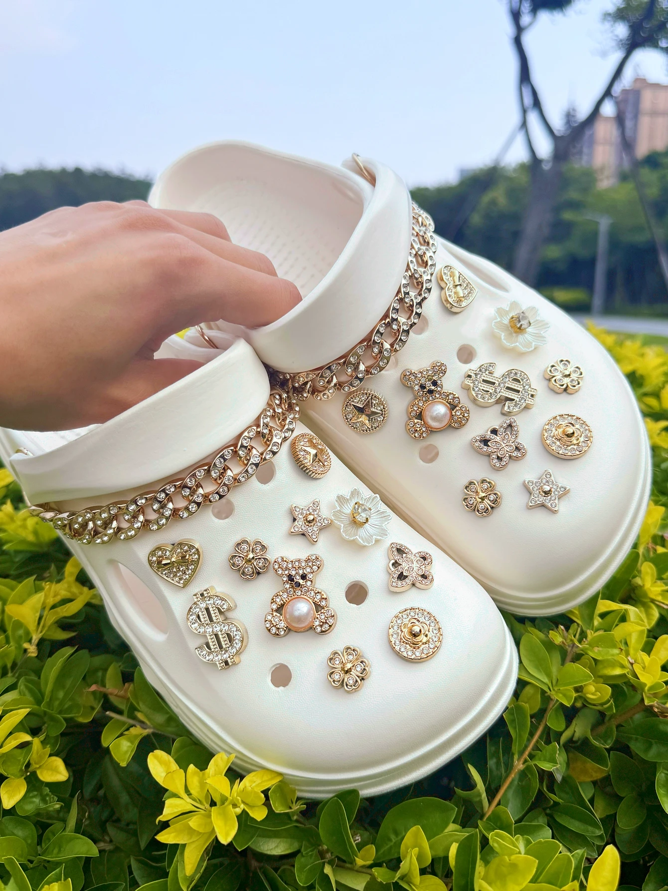 22 Crocs DIY con diamantes de imitación de oso dorado y cadenas grandes, zapatos estilo campus, zapatos de flores y hebillas decorativas desmontables,