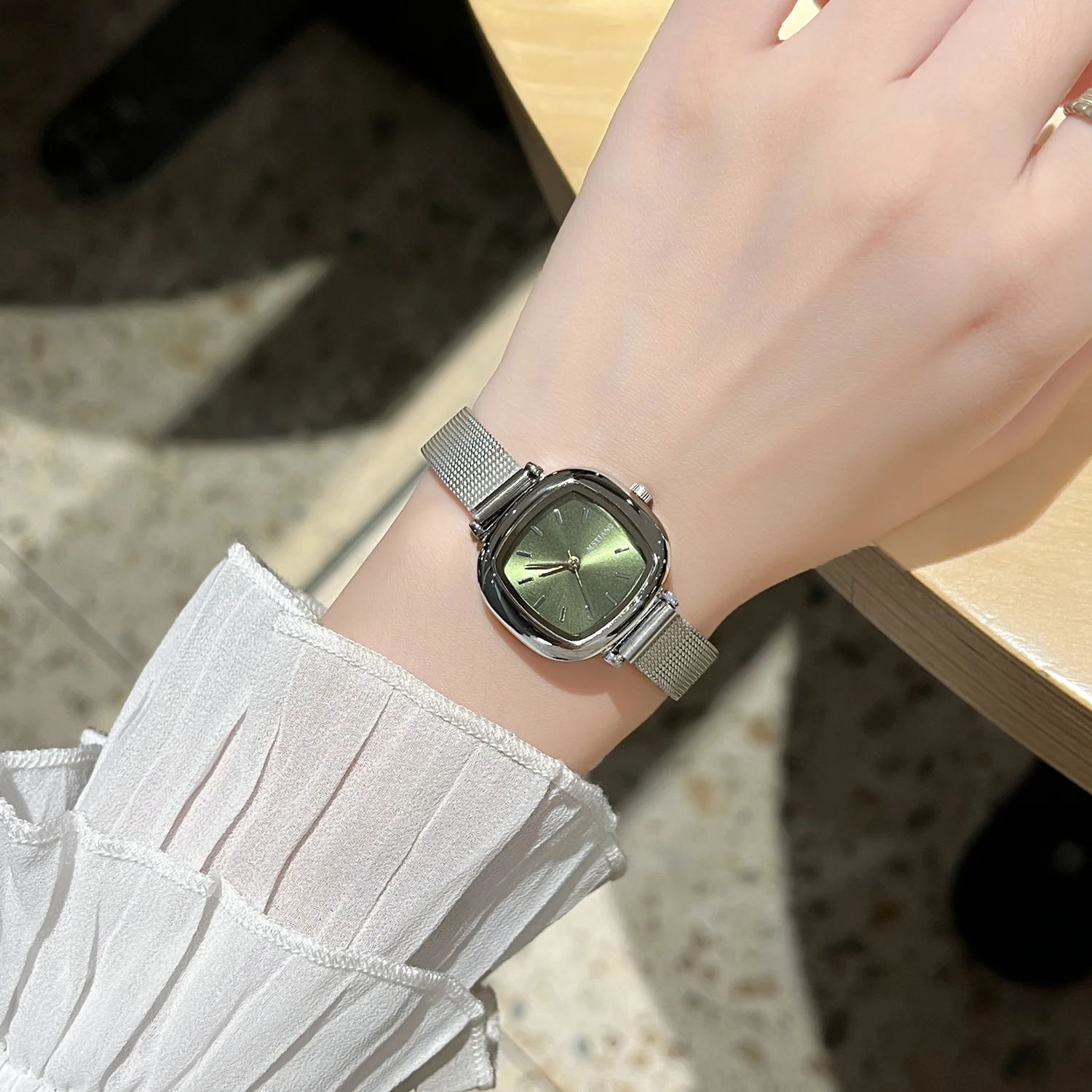Квадратные нишевые часы для женщин 2025 новые модели для официальной носки; Изысканные женские кварцевые часы на рабочем месте