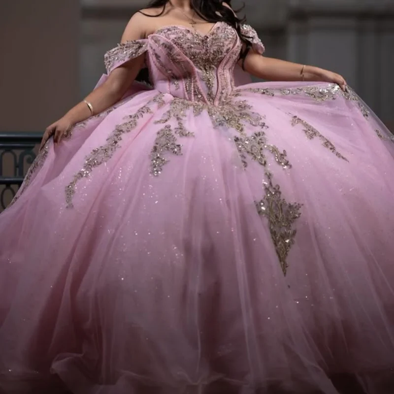 Vestido de quinceañera rosa brillante, encaje de cristal, flor 3D, pegatina de brillo dorado, lazo de cola larga, vestidos de 15 quinceañera ﻿ Personalizado