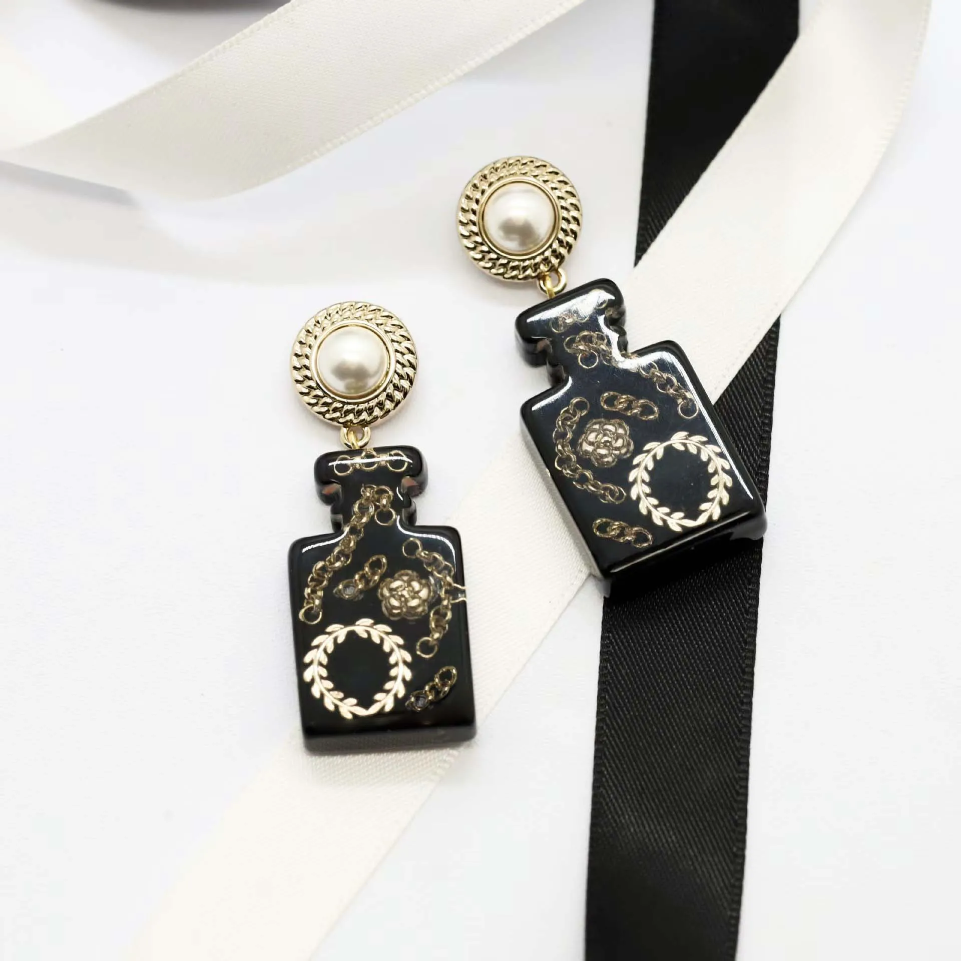 

Water Bottle Fashion exquisite Black elegant fashion brand earrings