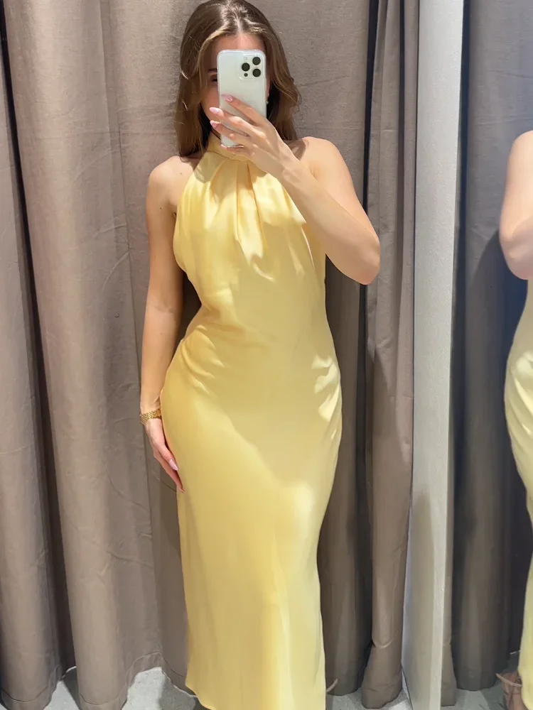 Chic Backless Bow Lace Up Halter Abito giallo Moda Raso senza maniche Off Shouler Abito a pieghe Donna 2025 Elegante Party Vestido