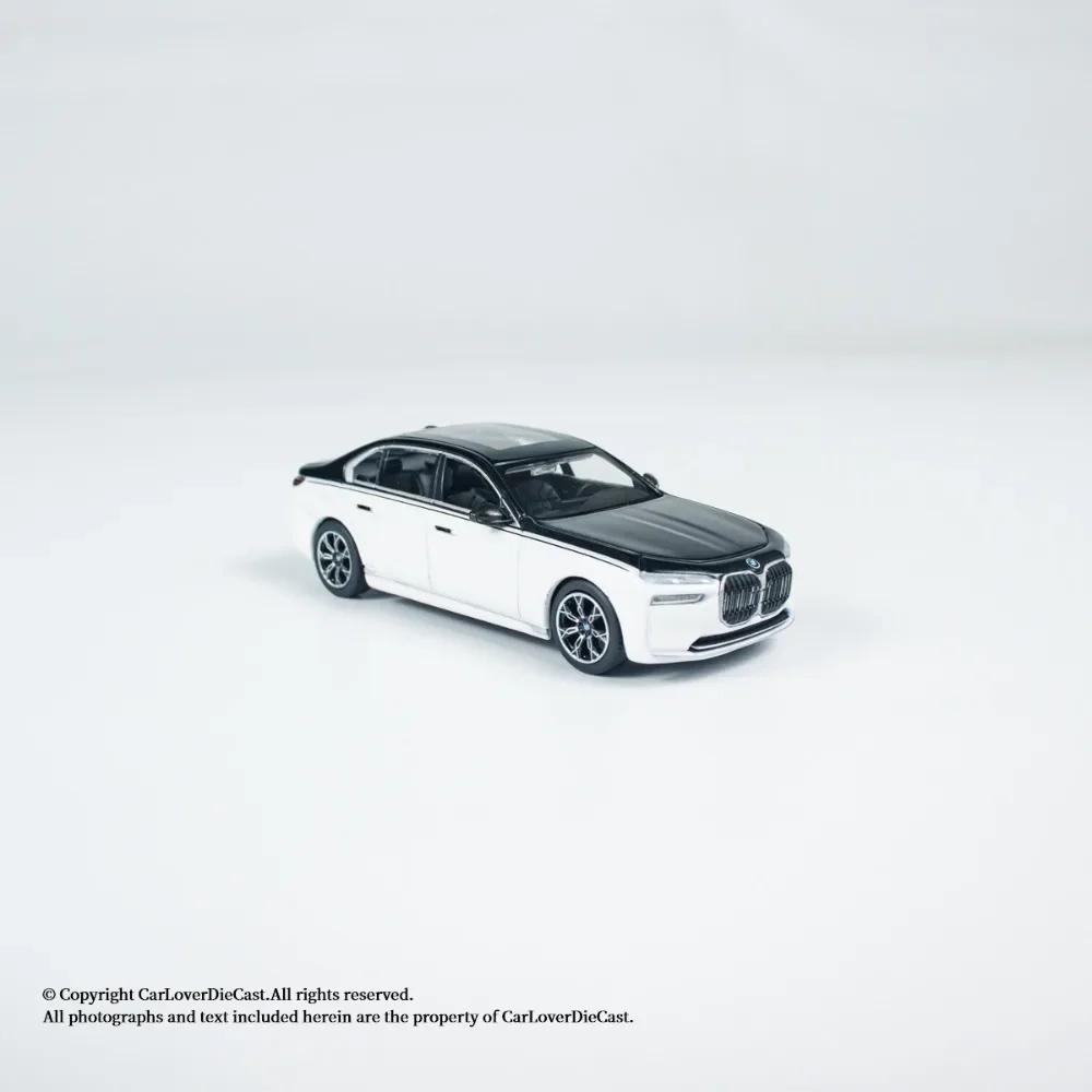 

MINIGT 1:64 BMW i7 xDrive60 Alpine White / Black Sapphire Alloy Premium Diecast Vehicle Model Toys, Collectible Display Piece