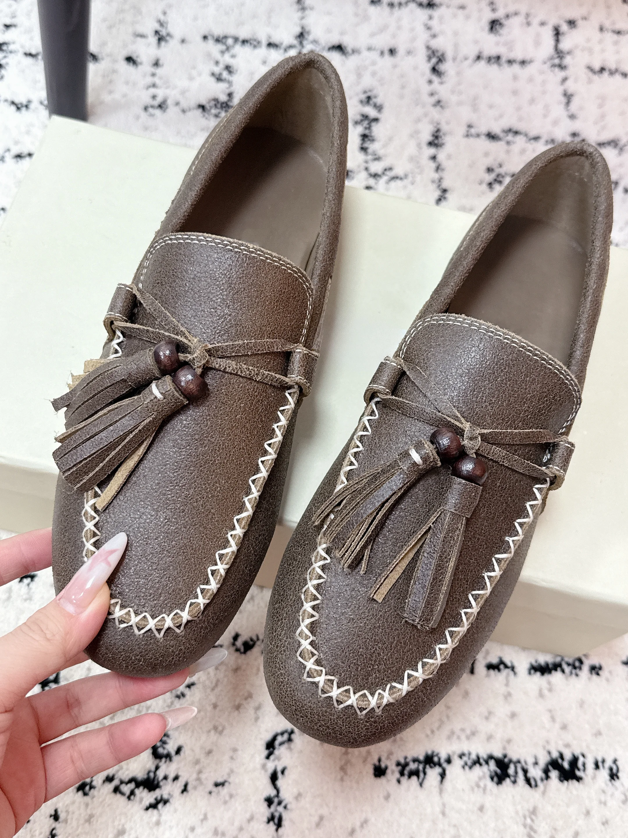 حذاء بدون كعب مسطح مهدب بسيط جديد لعام 2025، نسيج ناعم، تصميم رائع، سهل الارتداء والخلع #2