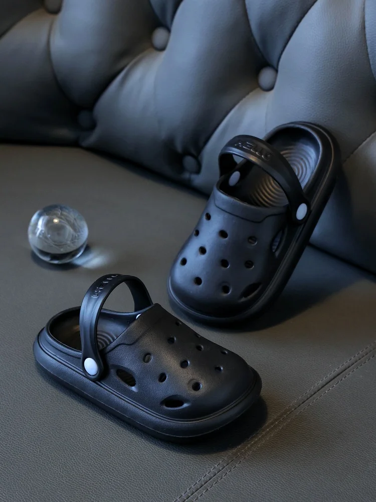 

Summer slippers for boys and girls are cute solid colors and casual and comfortable slippers for indoor and outdoor wear