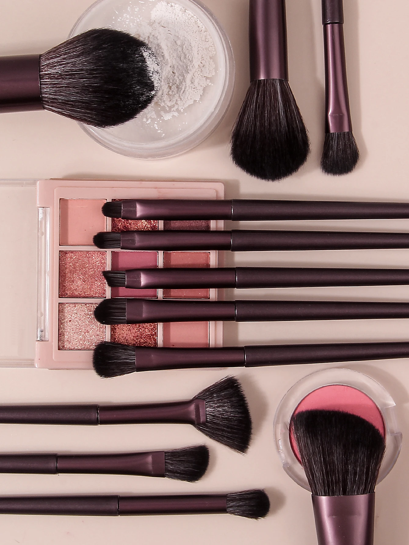 Ensemble de pinceaux de maquillage haut de gamme 19 pièces: 12 ensembles de pinceaux de maquillage + 6 bouffées de poudre d'éponge de maquillage douce et œufs de beauté + seau de rangement