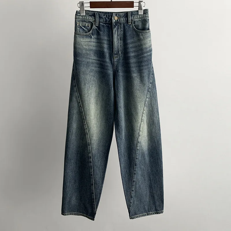 Modne jeansy o luźnym kroju z prostymi nogawkami i szerokimi nogawkami, z efektem spranej tkaniny i skręcanymi szwami.