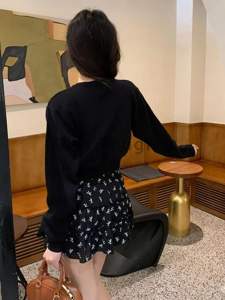Słodki nadruk Dzianinowy dwuczęściowy zestaw damski Koreańska moda Patchwork Elegancka spódnica Garnitur Damski sweter z kokardą + mini spódniczka