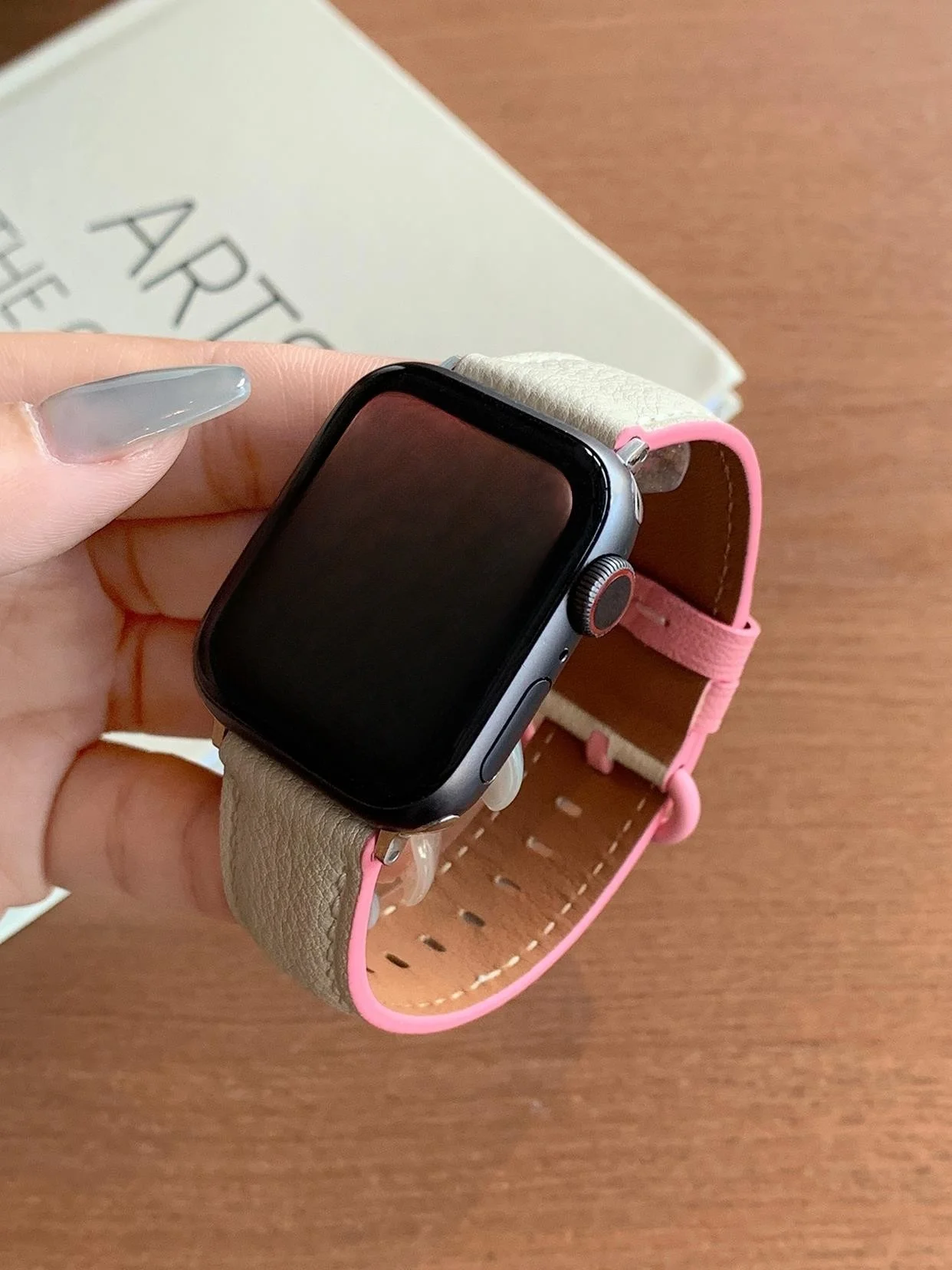 

Модный кожаный ремешок для iWatch с цветовыми блоками, совместимый с размерами 38 мм, 40 мм, 41 мм, 42 мм, 44 мм, 45 мм, 49 мм.