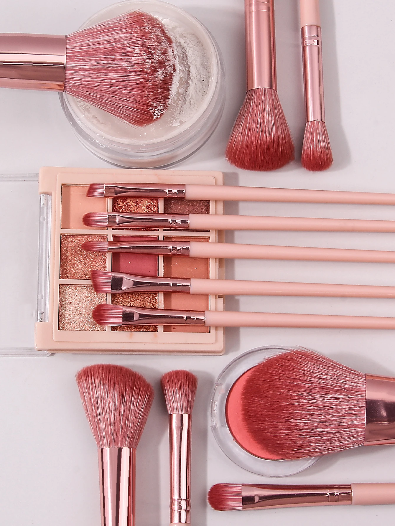 13-delige gezichtsmake-upborstelset wordt geleverd met een draagbare envelop, opbergtas voor make-upborstels, blush, foundation en eyelinerborstels