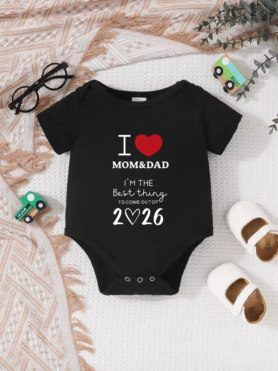 Baby short-sleeved triangle bodysuit, fun letter print, button design, easy to care for, suitable for new parents.