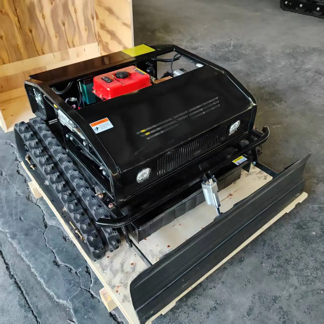 새로운 800mm 원격 제어 잔디 깎는 기계는 20-150mm의 리프팅 블레이드를 원격으로 제어할 수 있습니다. 2026년 제품, 론신 452 및 608 엔진 탑재.