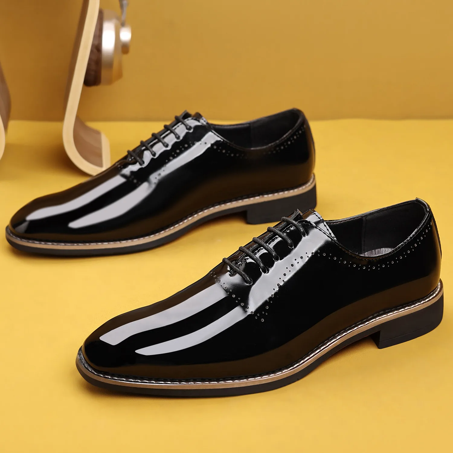

Luxury Fashion New Men's Pointed Mirror Patent Leather Oxford Shoes Designer Formal Wedding Prom Dress Homecoming Footwear