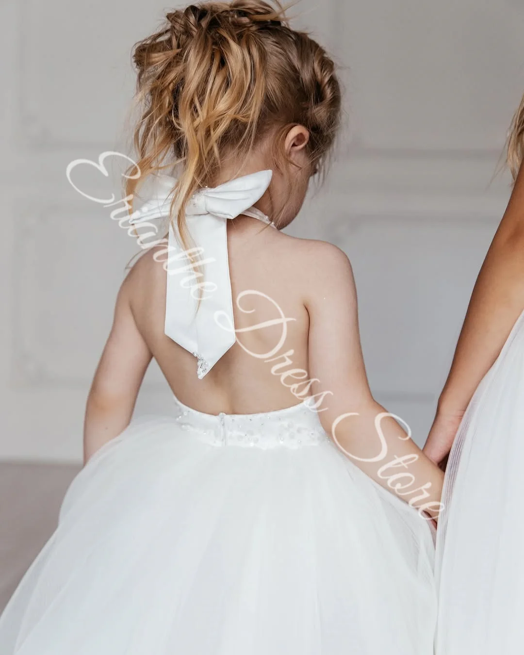 ชุดเดรสเด็กผู้หญิงสีขาว ผ้าทูลล์พองฟู ประดับลูกปัดและเลื่อม พร้อมโบว์ สำหรับงานแต่งงาน งานวันเกิด งานรับศีลมหาสนิท งานเลี้ยง ออกแบบตามสั่ง