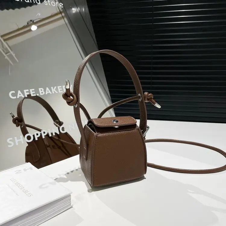 

Квадратная сумка Artisan 2025 года — сумка-мессенджер из рафии премиум-класса и кожи, нишевая структурированная ручная переноска для городских поездок и террасы Cafe