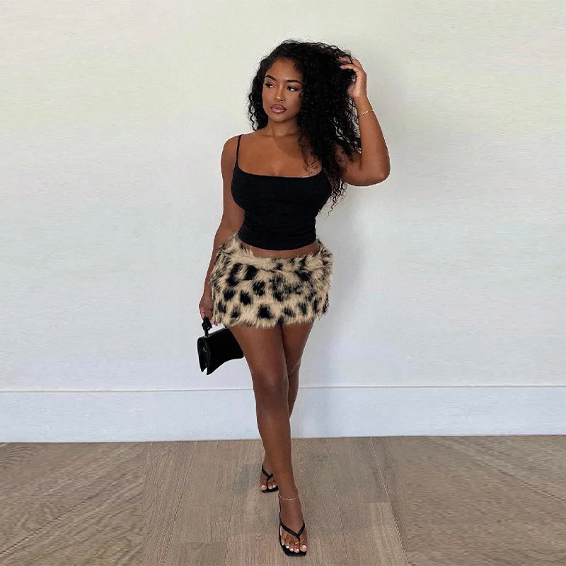 Seksowny, gorący zestaw: spódnica w panterkę i gorset, stylowy, modny, retro, szykowny, designerski strój uliczny dla kobiet.