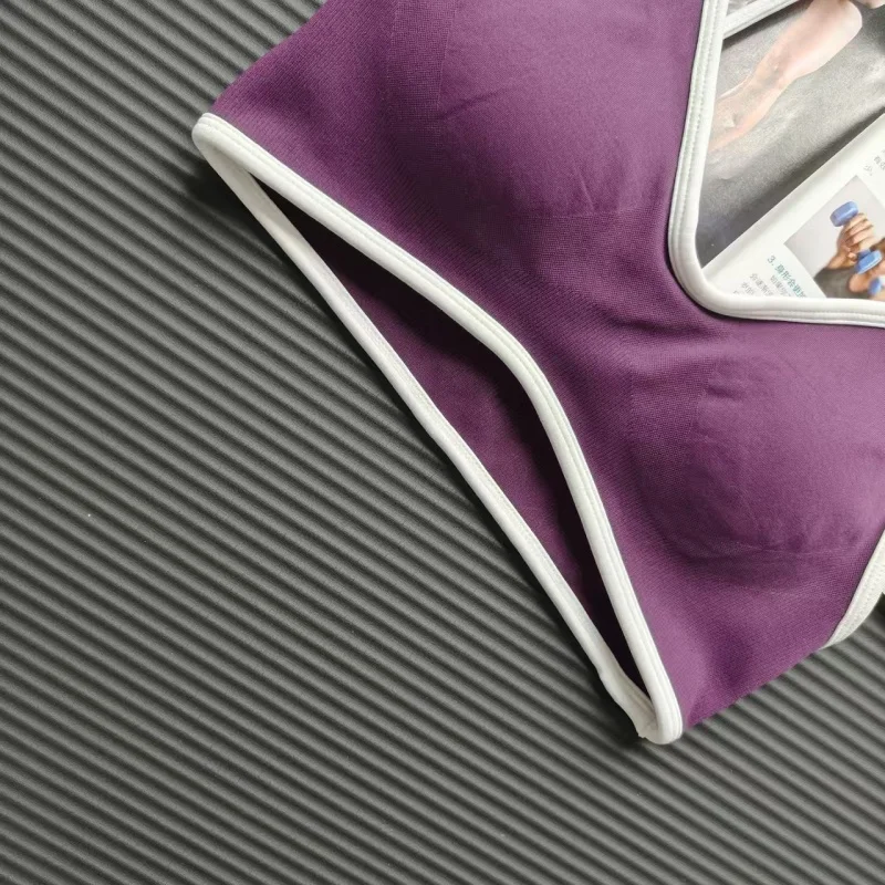 Nahtloser, gerippter Sport-BH für Damen, mit kontrastierenden, dünnen Trägern, ohne Bügel, weiche Unterstützung, atmungsaktives Yoga-Top für das Fitnessstudio und den täglichen Gebrauch. – Detail 18