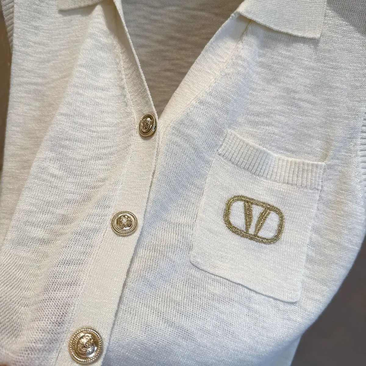 Damesmode Letter Effen Kleur Turn-down Kraag Mouwloze T-shirts Lente Zomer Vintage Knoppen Elasticiteit Geborduurde Tops