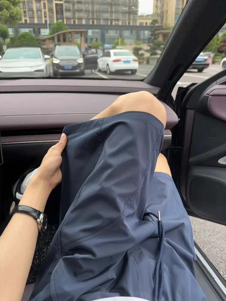 

Темно-синие нейлоновые шорты с косым кроем для мужчин, летние, в молодежном стиле, из ледяного шелка, универсальные, утягивающие, с разрезами до колена