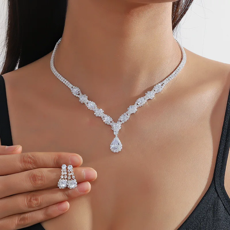 

Claw Chain Flash Loose Diamond Rhinestone Zircon Earrings and Necklace Set Retro Simple Dress Clavicle Chain Female