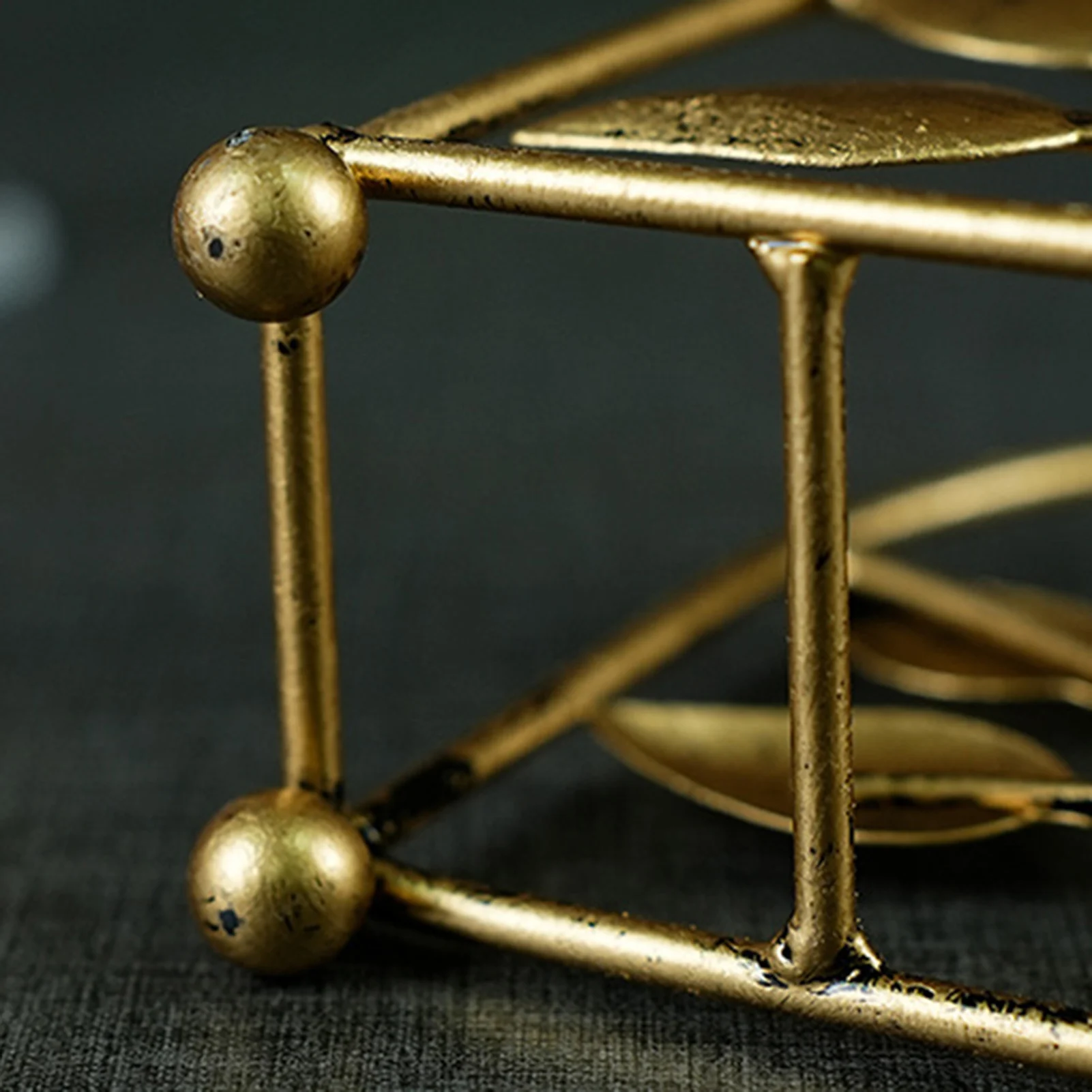 

Легкий роскошный держатель для бумаги, креативная золотая полая стойка для хранения в форме листа для салфеток, папиросной бумаги, домашний декор для обеденного стола