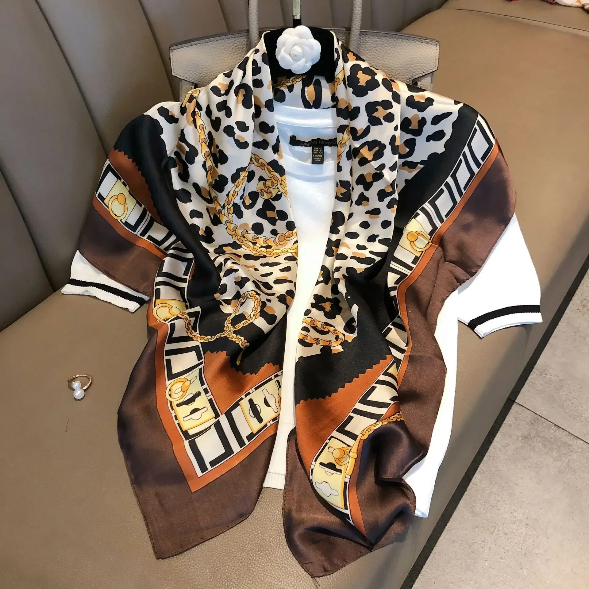 軽い高級90シルクスカーフ黒と白のストライプを模倣プリント大きな正方形ショール新年ギフト