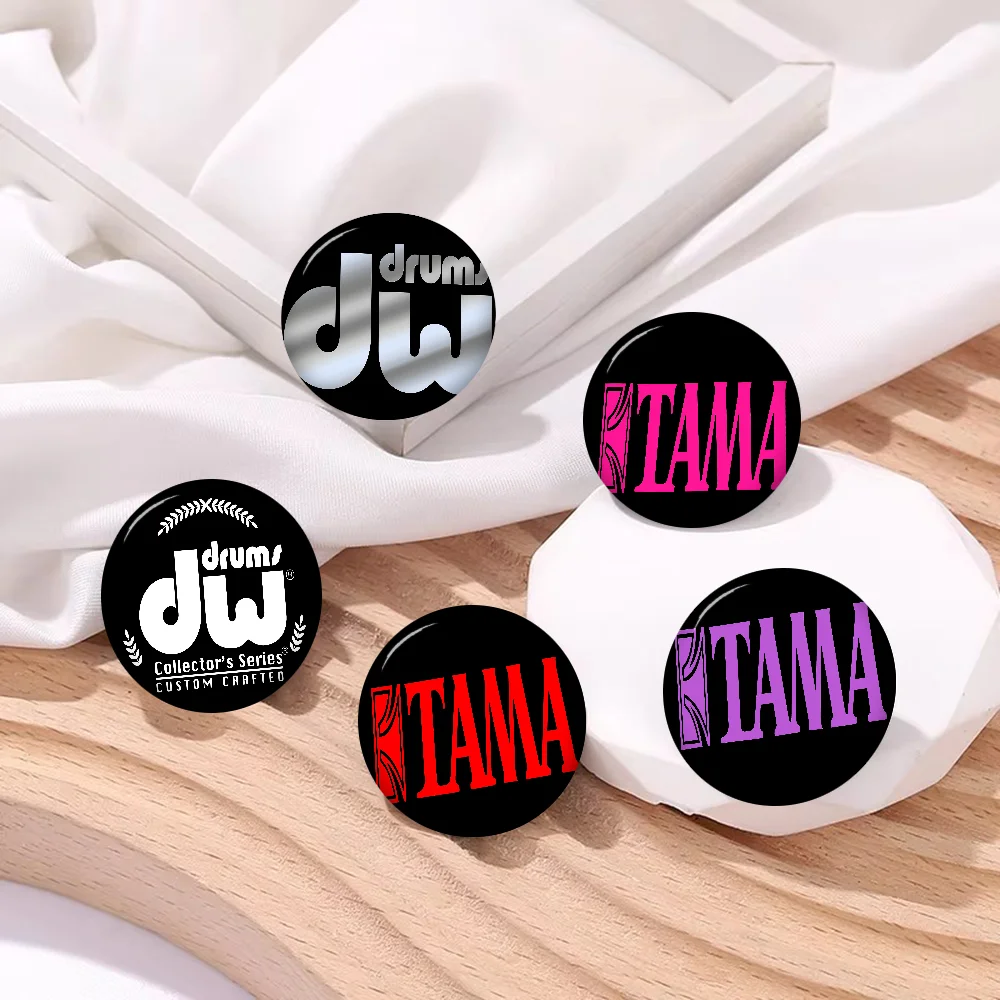 موضة T-Tama ماركة D-Drum 58 مللي متر اليدوية بروش الكرتون تأثيري شارة على ظهره مجوهرات اكسسوارات هدايا