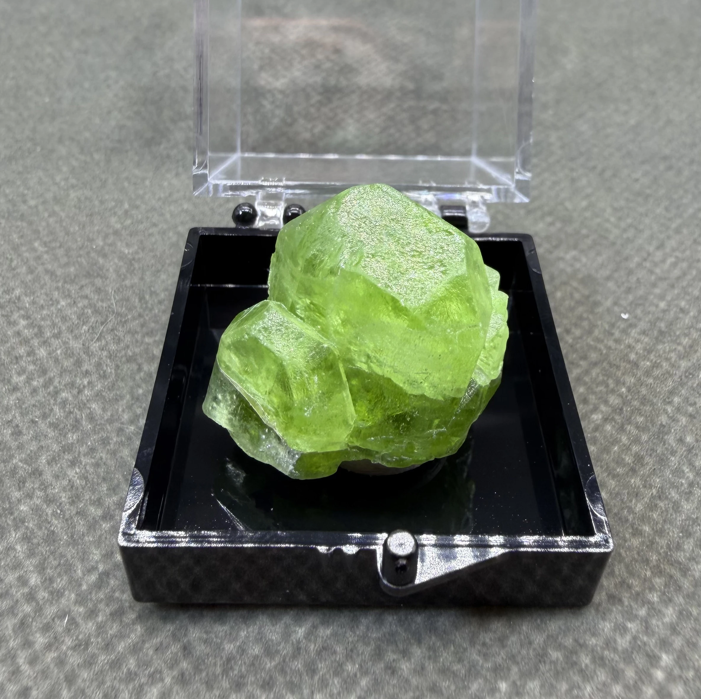 Natural rare Pakistan Peridot Large crystal  Olivine mineral specimens + box size 3.4 cm