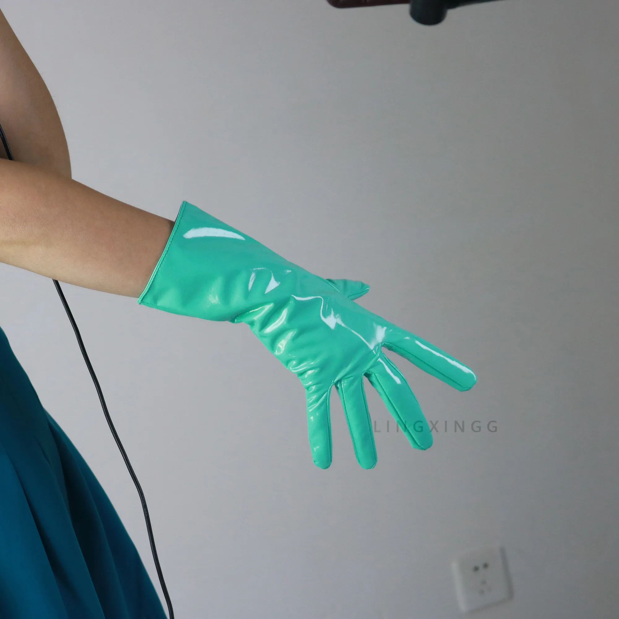 MODEHANDSCHUHE Kunstleder PU 28cm 11" Extra Kurz Glänzend Aqua Hellblau Robin Mintgrün Armwärmer – Detail 15