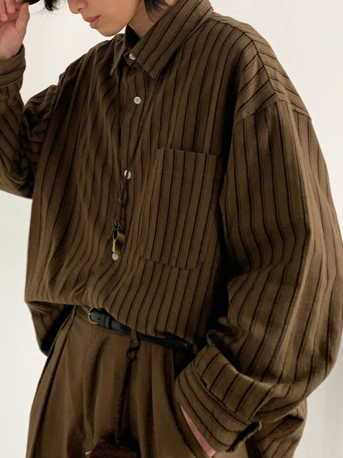 

Весенние японские рубашки в коричневую полоску в стиле ретро, свободные повседневные мужские рубашки с длинными рукавами и карманами на пуговицах и лацканами