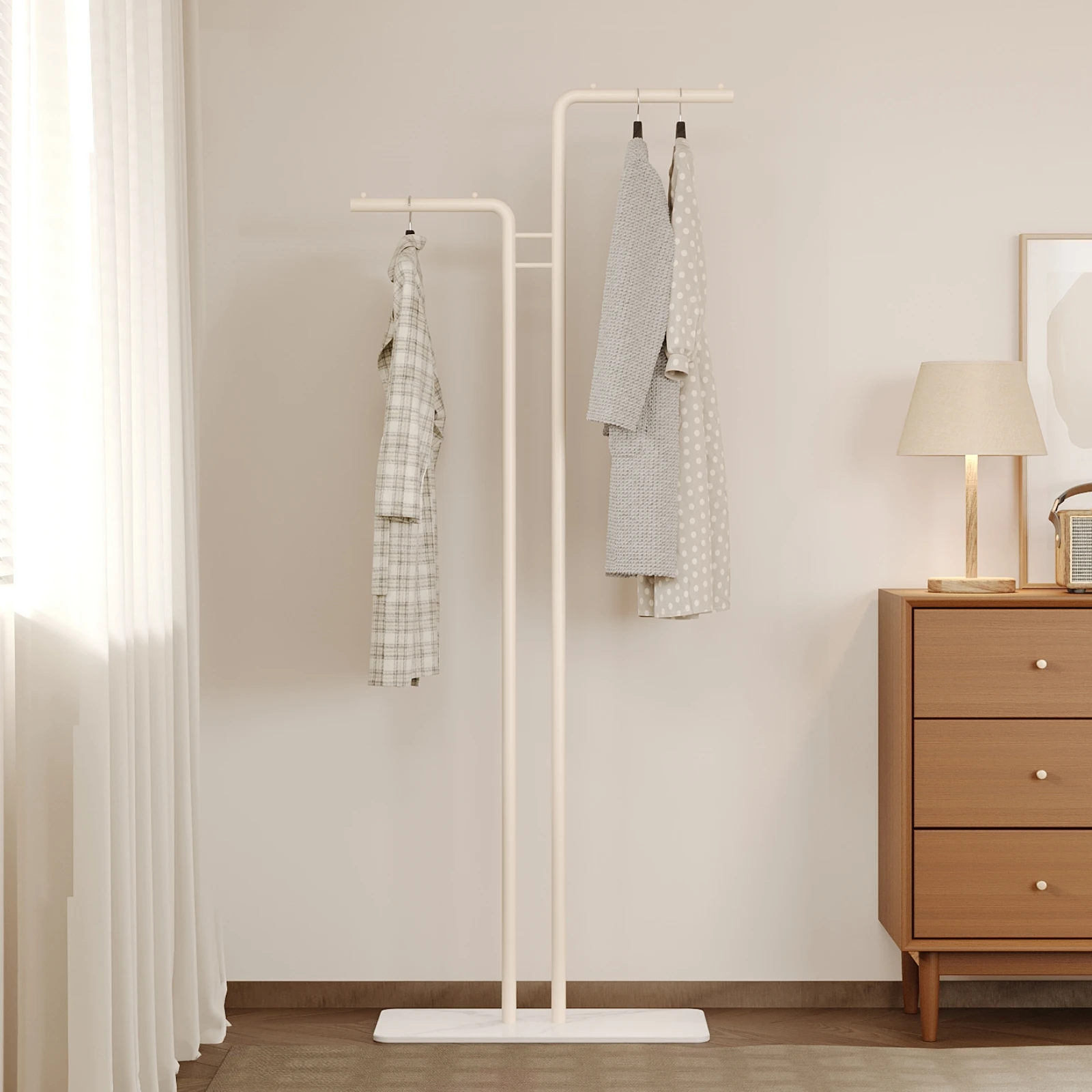 A marble coat rack, capable of hanging clothes on both sides, is a simple floor-standing clothes rack for the bedroom, a modern, light-luxury indoor living room clothes rack