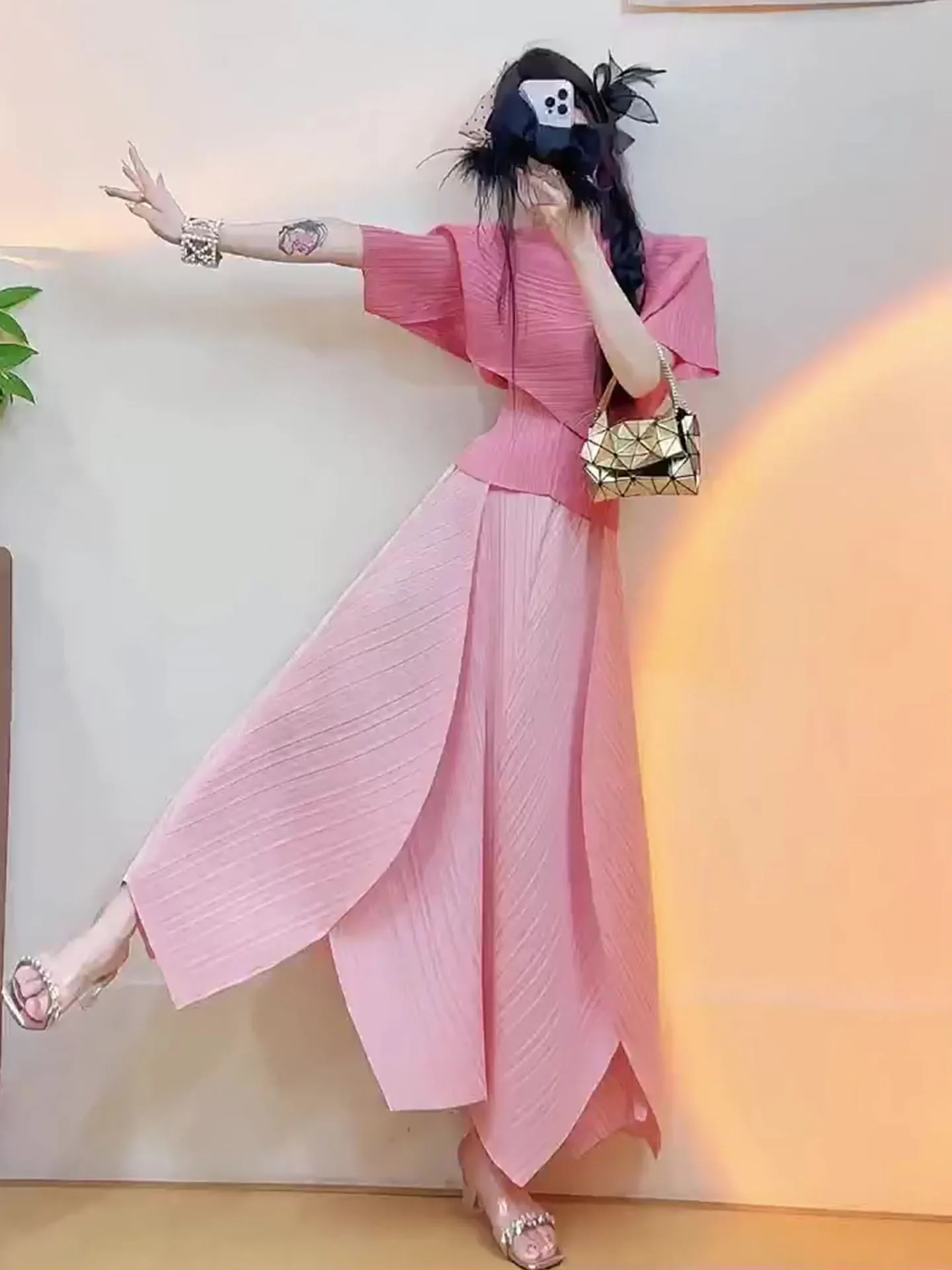 

Новый летний комплект: укороченный топ с эффектом утяжки талии и плиссированная юбка макси для женщин