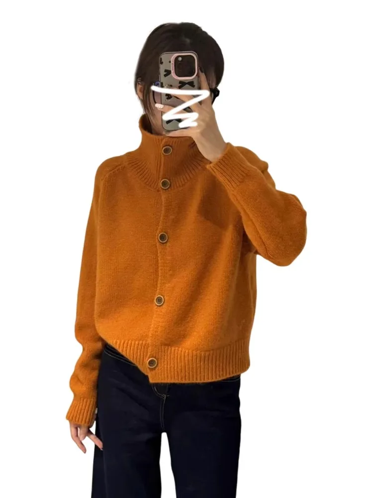 سترة محبوكة رمادية بياقة عالية للنساء، موديل ربيع وخريف 2025 الجديد، بأسلوب كوري عصري وأنيق، إحساس راقي