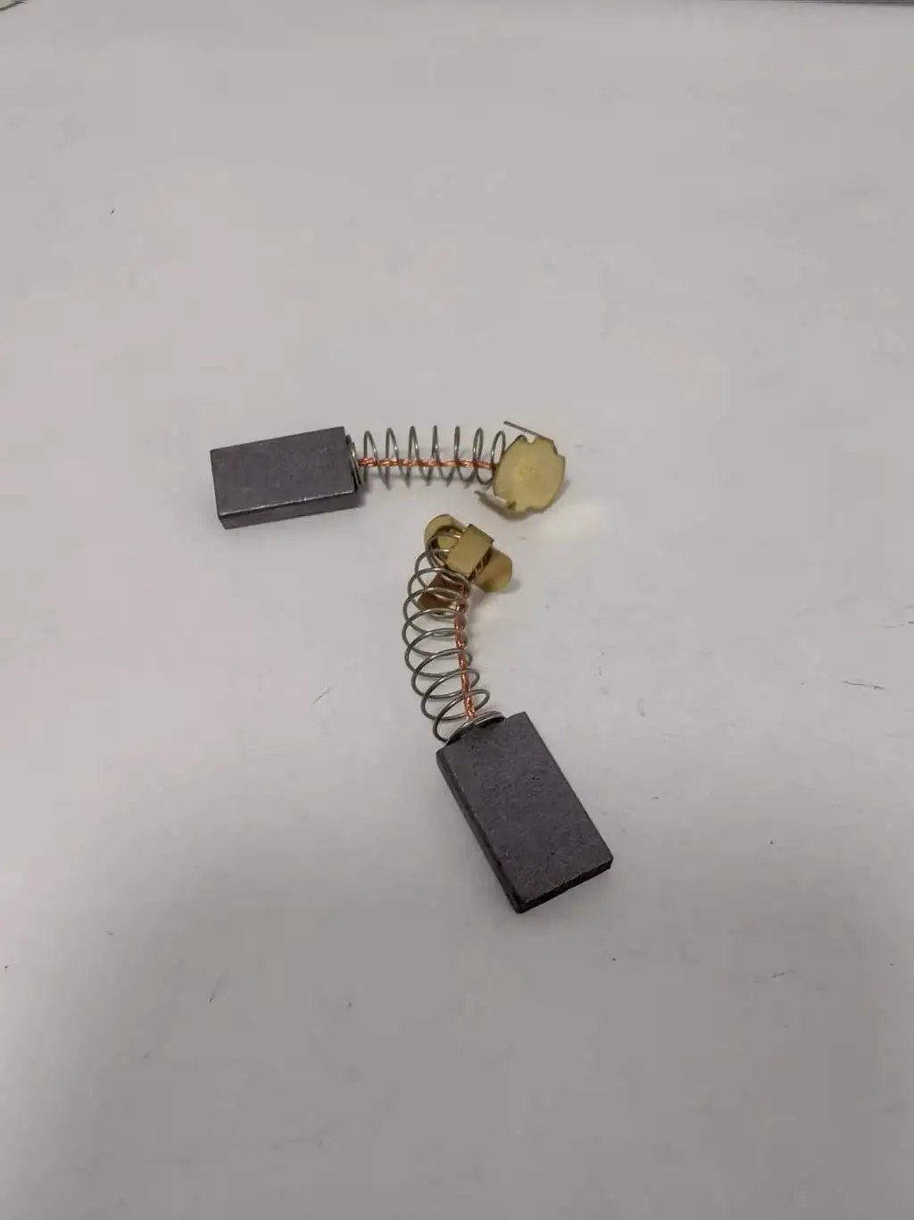 

Carbon brush,Brush contain copper,Brush size 1/2x1/4x1/8mm,apply for DC motors with a voltage not exceeding 70V,customized