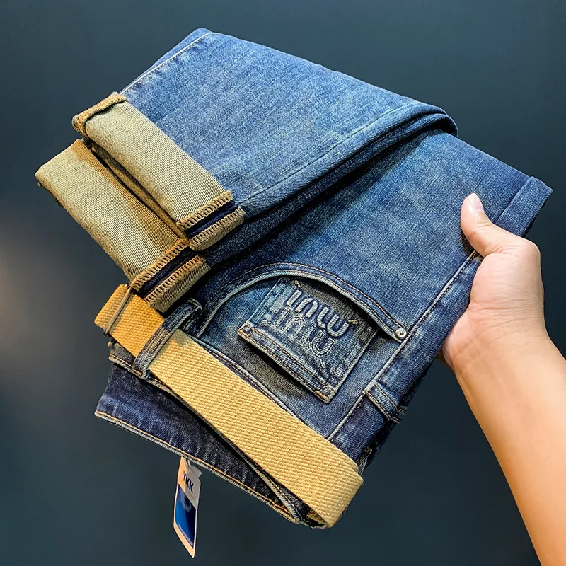 Celana jeans trendi pria, celana denim lurus kecil tiga dimensi timbul modis dengan sabuk 2024