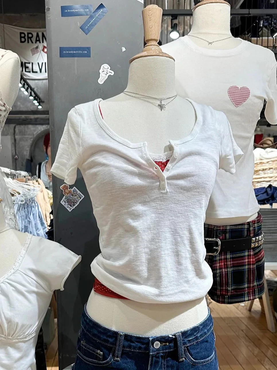 

Белая хлопковая тонкая базовая женская футболка, осенняя простая футболка с четырьмя пуговицами и овальным вырезом, новые повседневные модные футболки с короткими рукавами